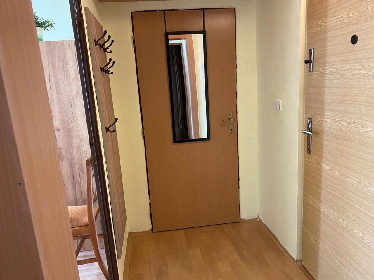 Apartmany 2Kk U Fakultni Nemocnice Volne Parkovani Hradec Kralove Exterior photo