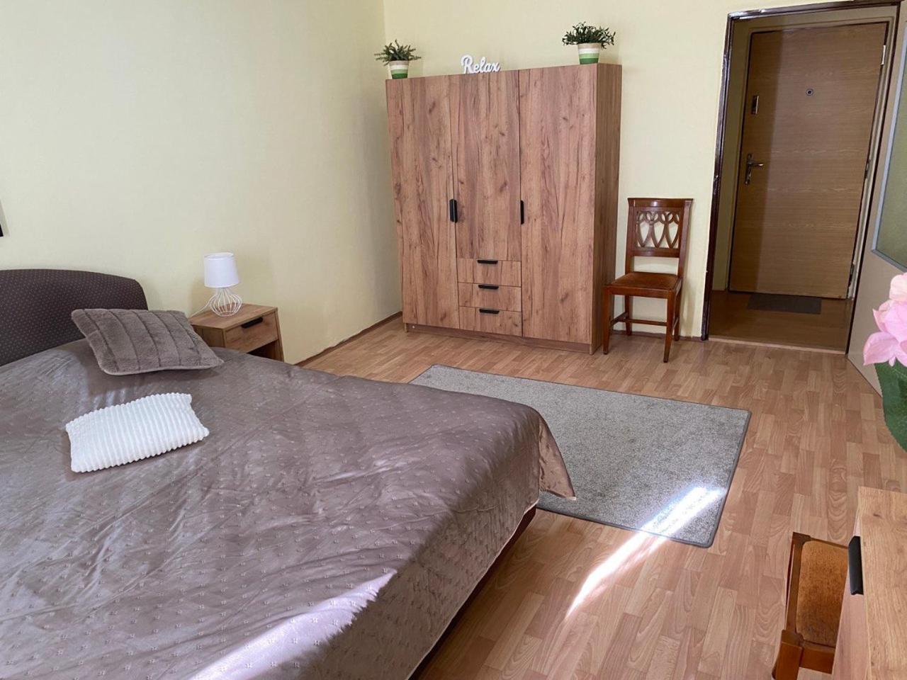 Apartmany 2Kk U Fakultni Nemocnice Volne Parkovani Hradec Kralove Exterior photo